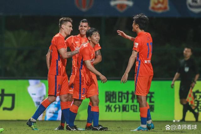 mk体育官网-乌龙球闹笑话,守门员帮助球队踢进比赛胜利了